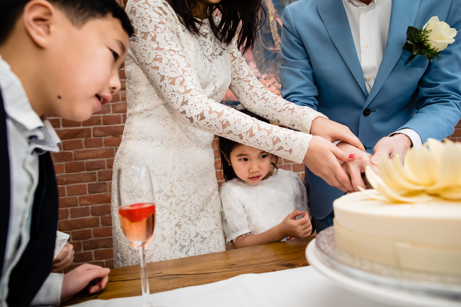 chinese bruidskinderen bij het taart moment kasteel bruiloft