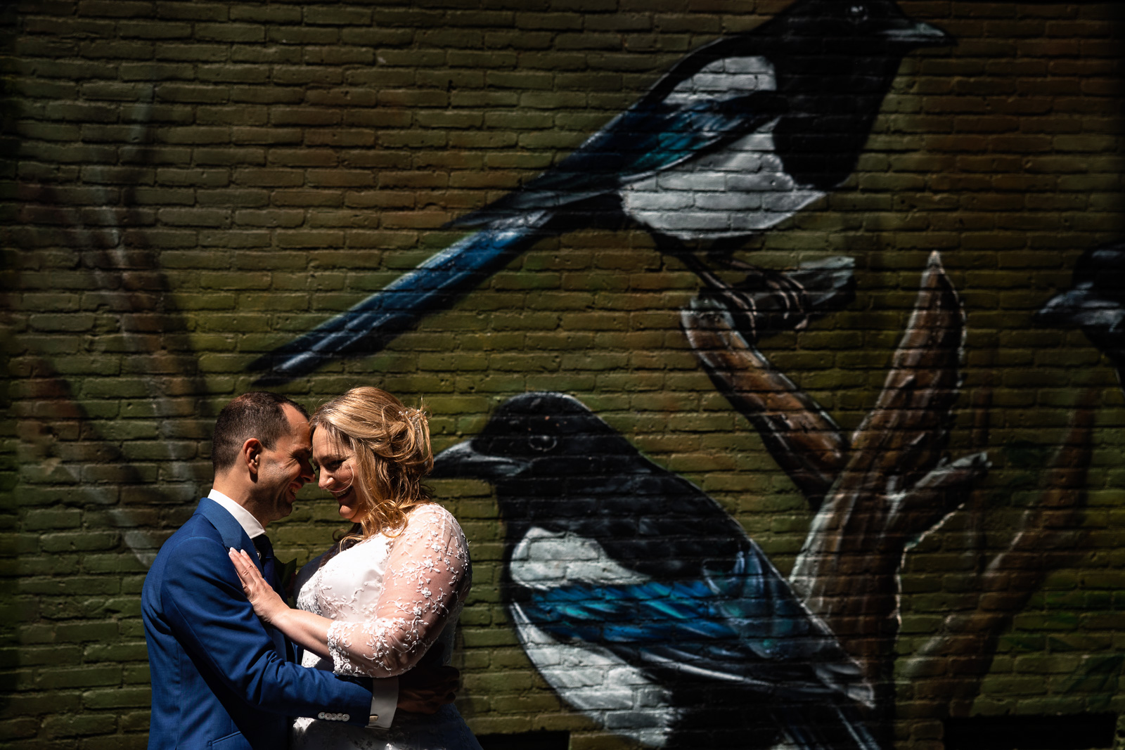 Bruidspaar bij een grafiti wall Trouwfotograaf Spaansche Hof Den Haag