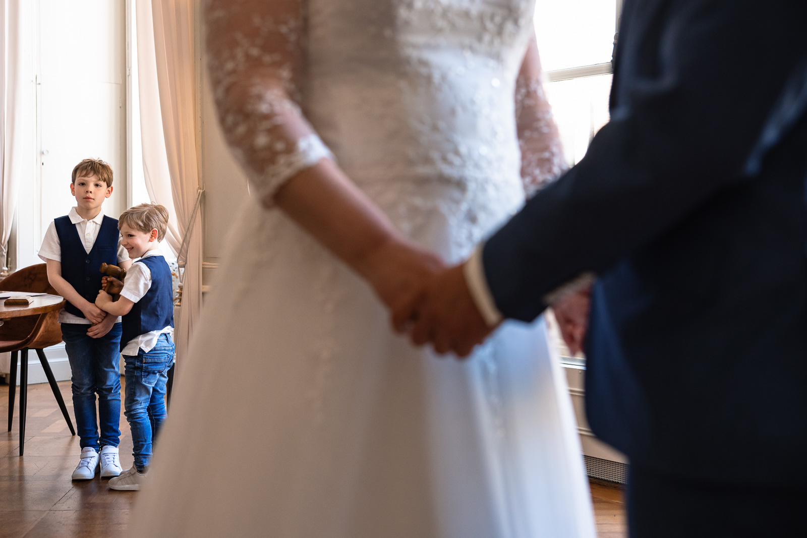 kinderen staan klaar met de hamer voor het huwelijk in te luiden Trouwfotograaf Spaansche Hof Den Haag