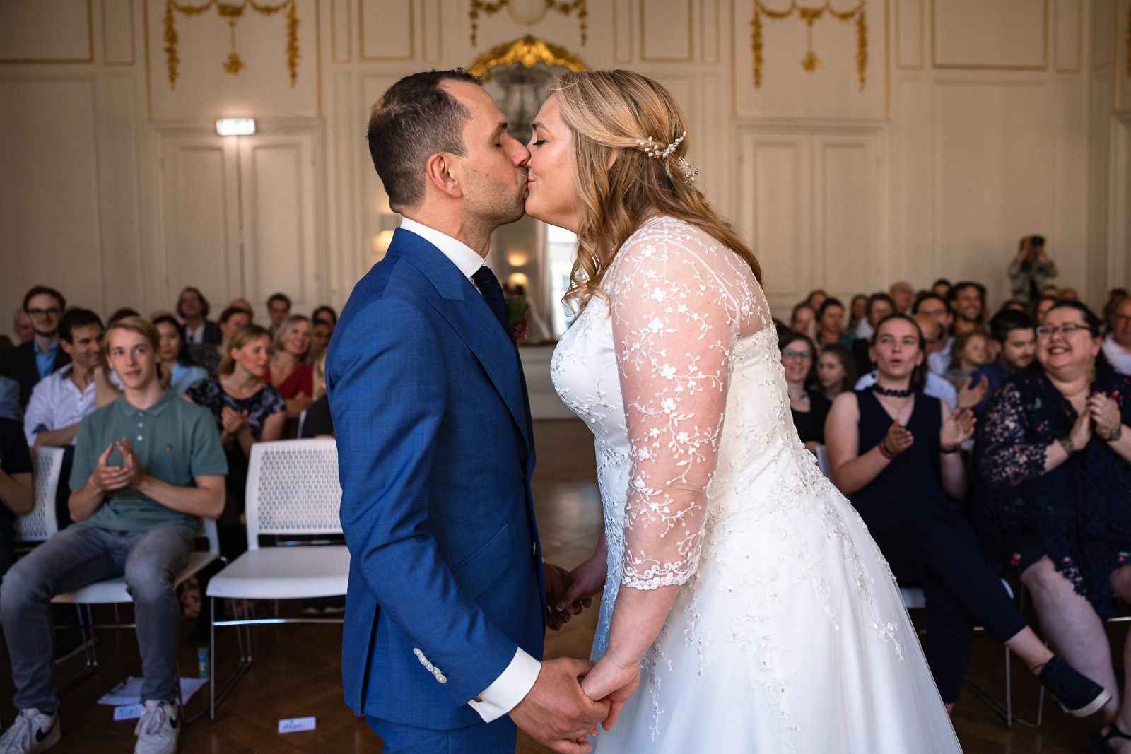 Eerste kus bruidspaar tijdens ceremonie Trouwfotograaf Spaansche Hof Den Haag
