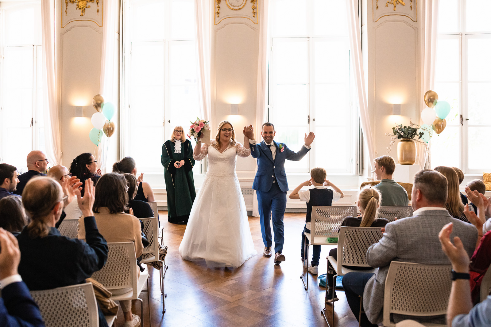 bruidspaar verlaat ceremonie Trouwfotograaf Spaansche Hof Den Haag