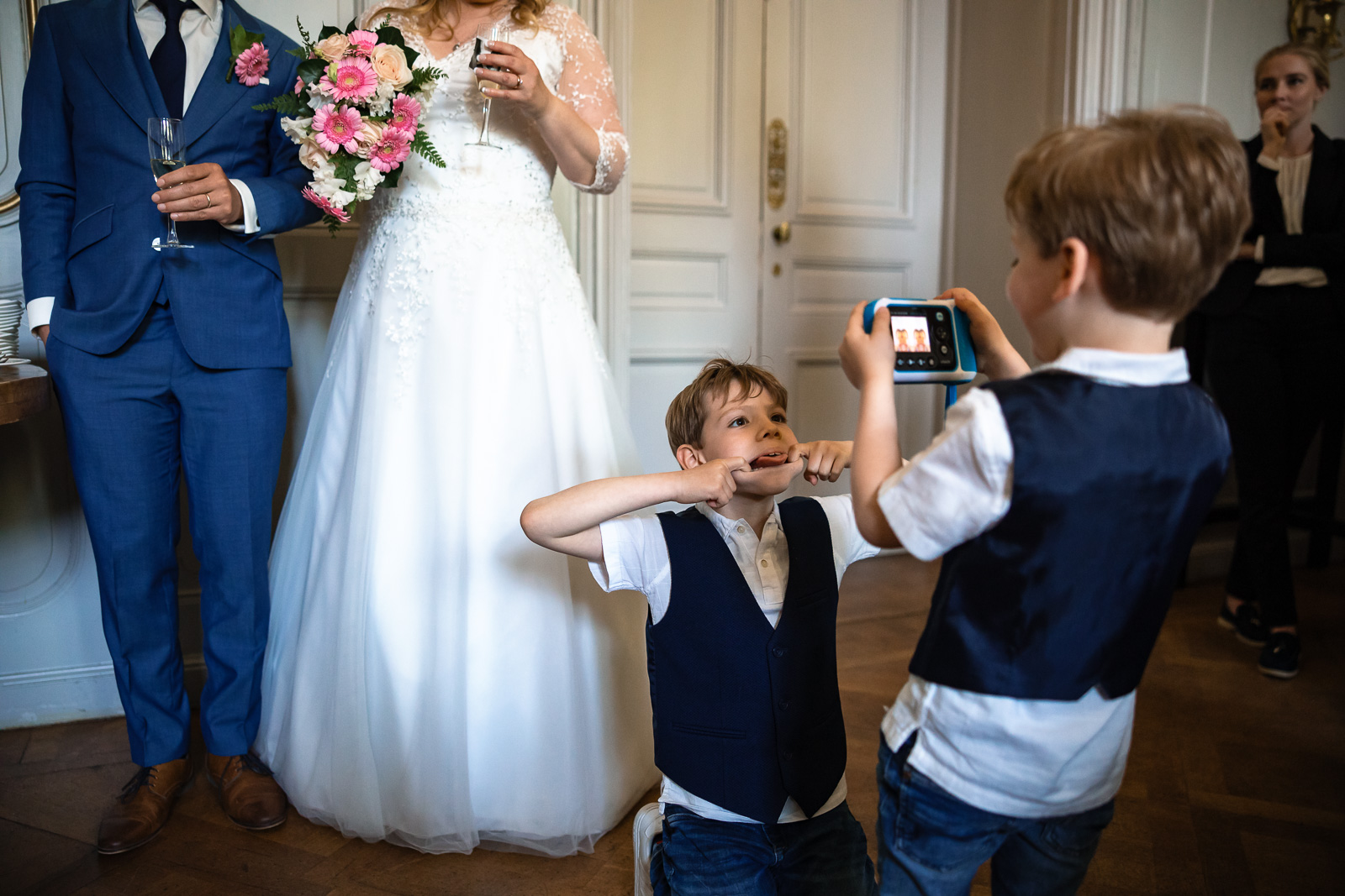 kinderen maken grappige foto tijdens speech Trouwfotograaf Spaansche Hof Den Haag