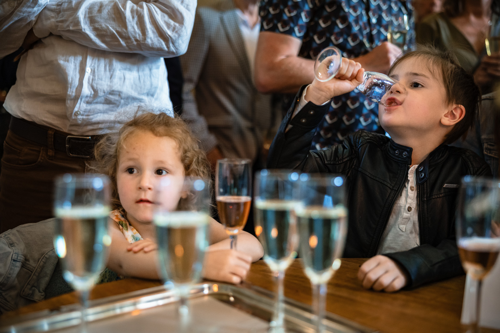 kinderen drinken champagne tijdens de speech Trouwfotograaf Spaansche Hof Den Haag