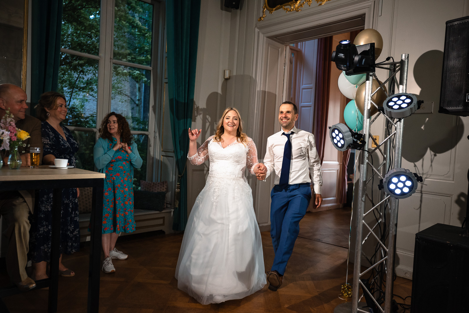entree bruidspaar voor openingsdans Trouwfotograaf Spaansche Hof Den Haag