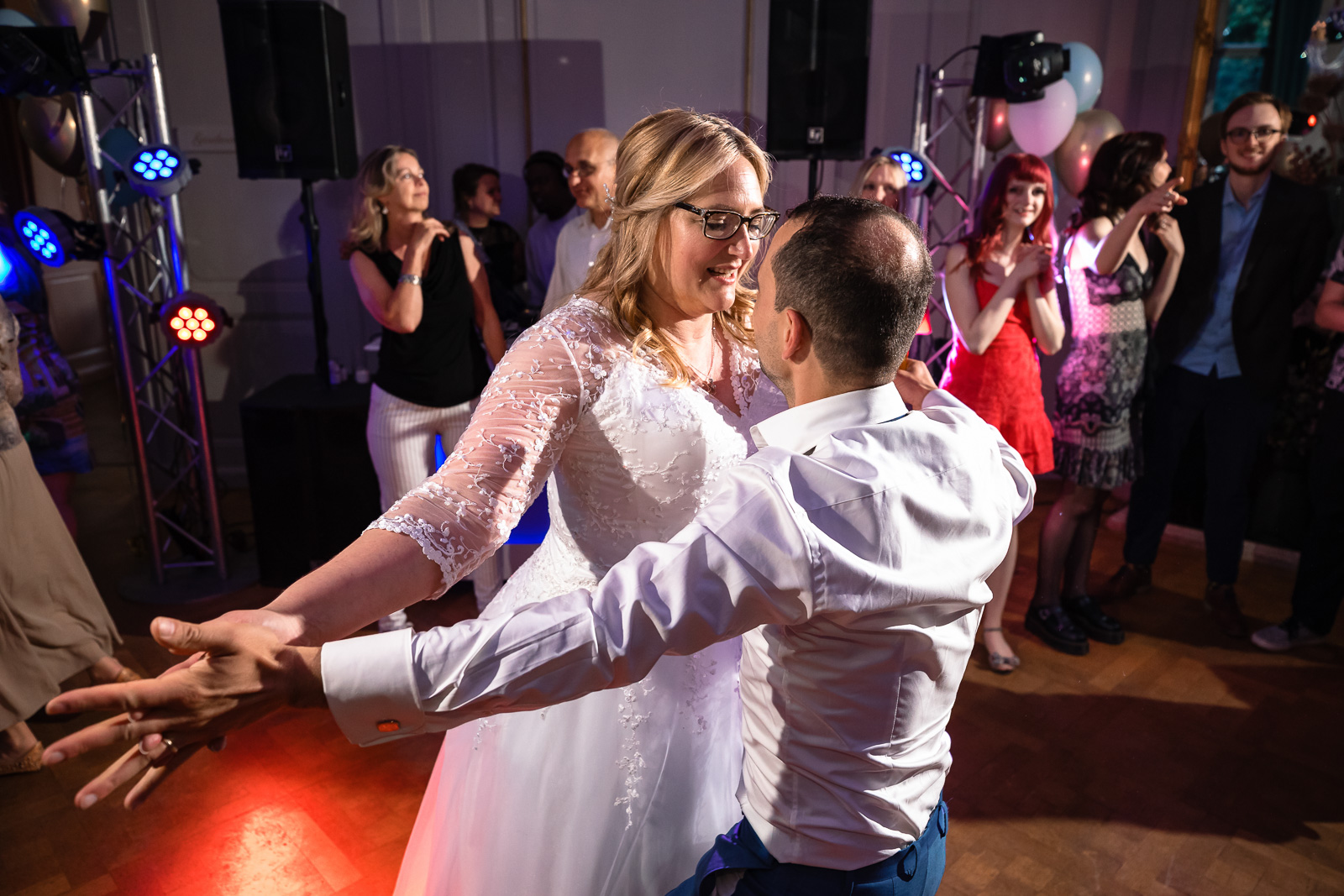 Bruidspaar dans op hun trouwfeest Trouwfotograaf Spaansche Hof Den Haag