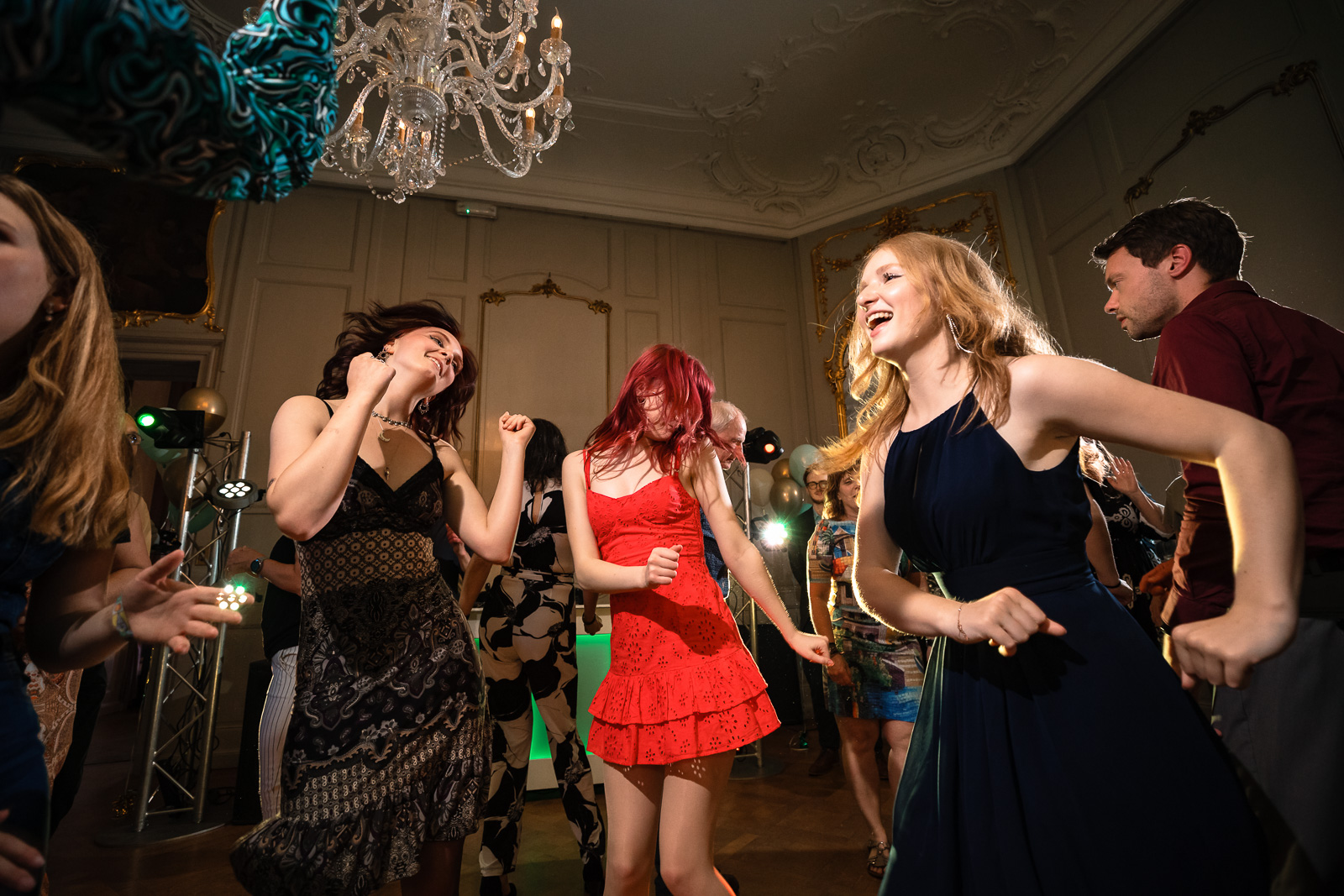 Dansende meiden op het trouwfeest Trouwfotograaf Spaansche Hof Den Haag