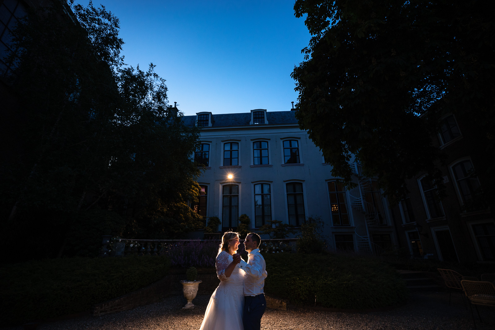 Creatieve avond foto met bruidspaar aan de tuin Trouwfotograaf Spaansche Hof Den Haag