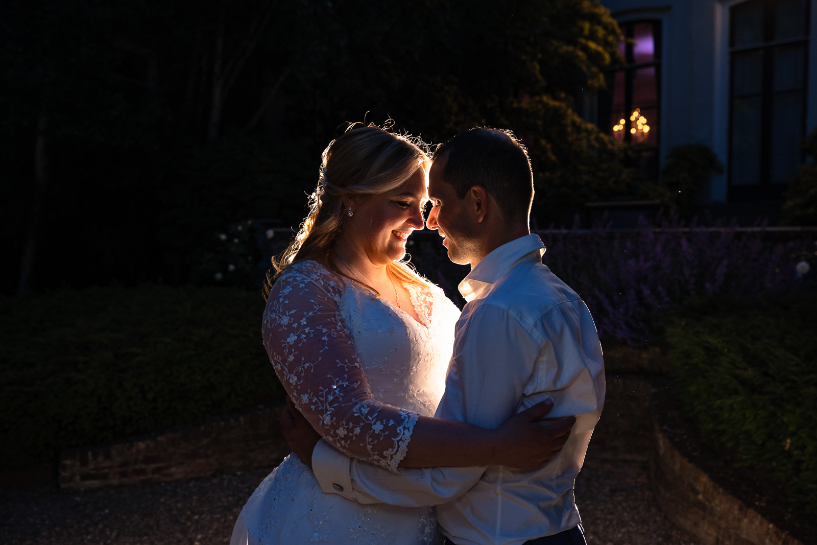Creatieve en romantische avond foto met bruidspaar aan de tuin Trouwfotograaf Spaansche Hof Den Haag