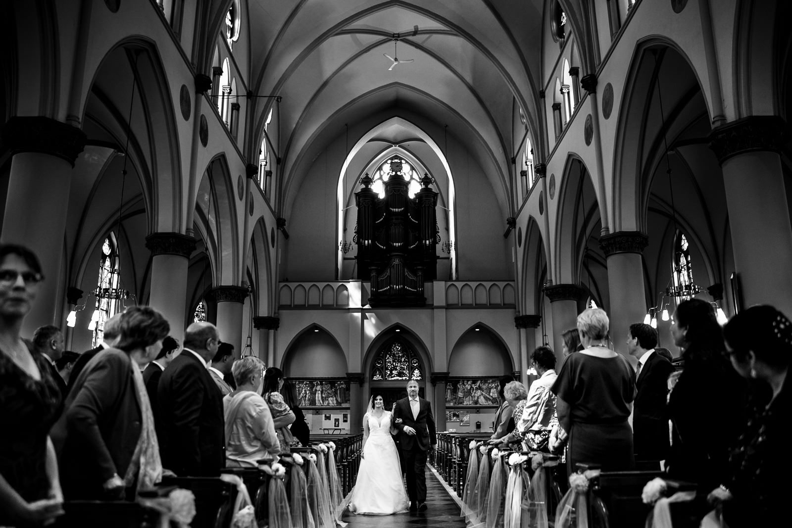 Bruid maakt haar entree in de kerk voor de trouwceremonie trouwfotograaf Arendshoeve Aalsmeer