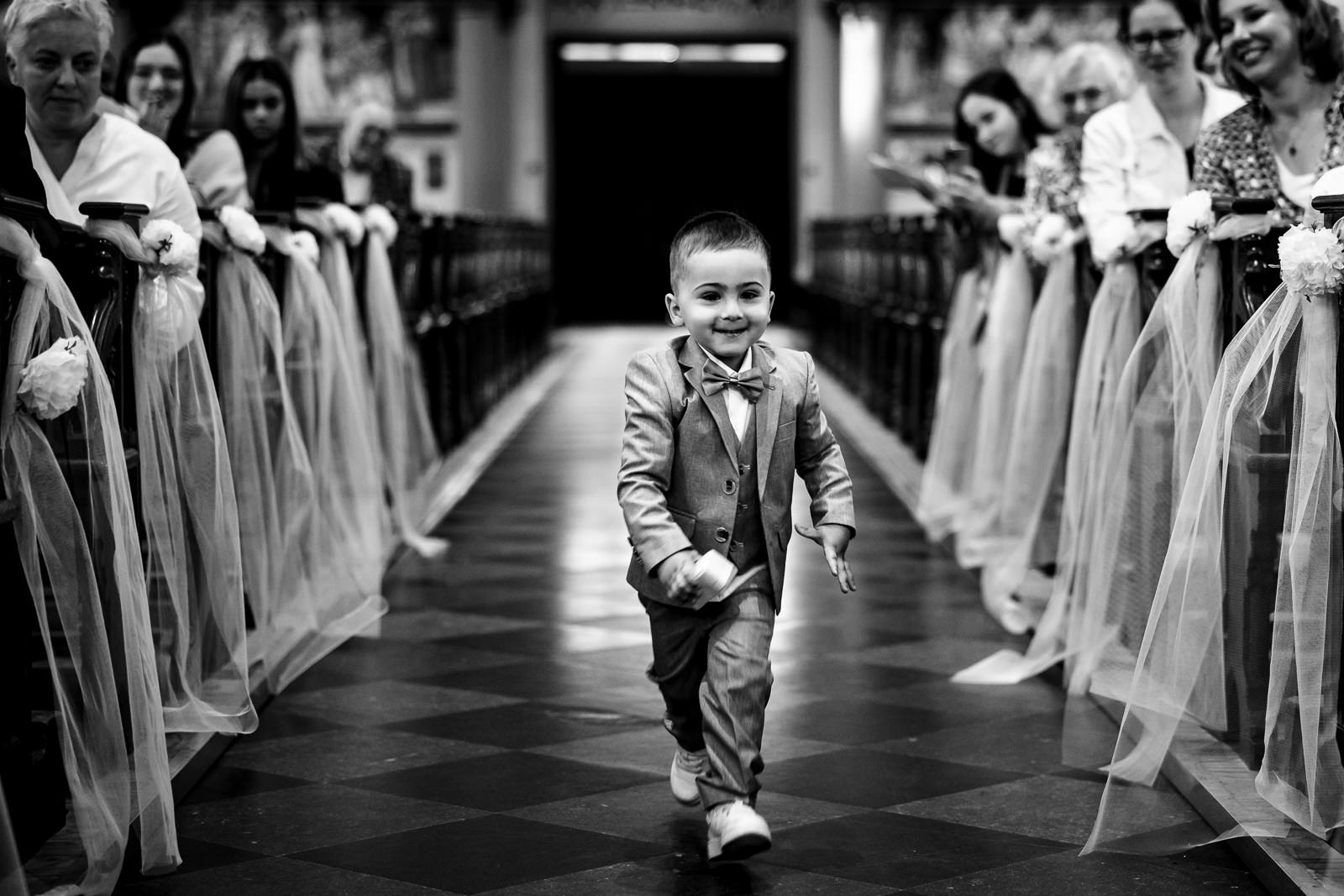 Ring drager rent naar bruidspaar voor Ringmoment tijdens kerkelijke ceremonie trouwfotograaf Arendshoeve Aalsmeer