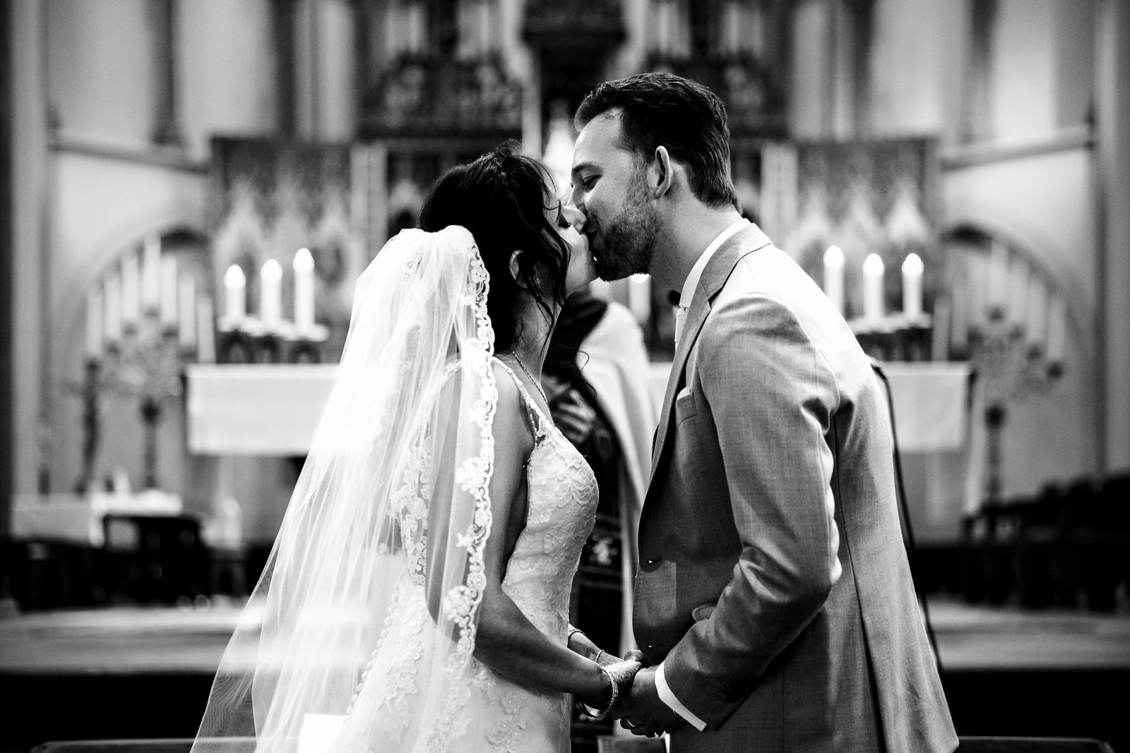 Eerste kus bruidspaar tijdens kerkelijke ceremonie trouwfotograaf Arendshoeve Aalsmeer