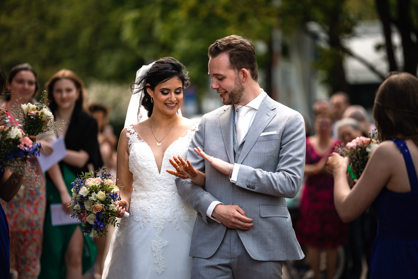 exit bruidspaar uit de kerk trouwfotograaf Arendshoeve Aalsmeer