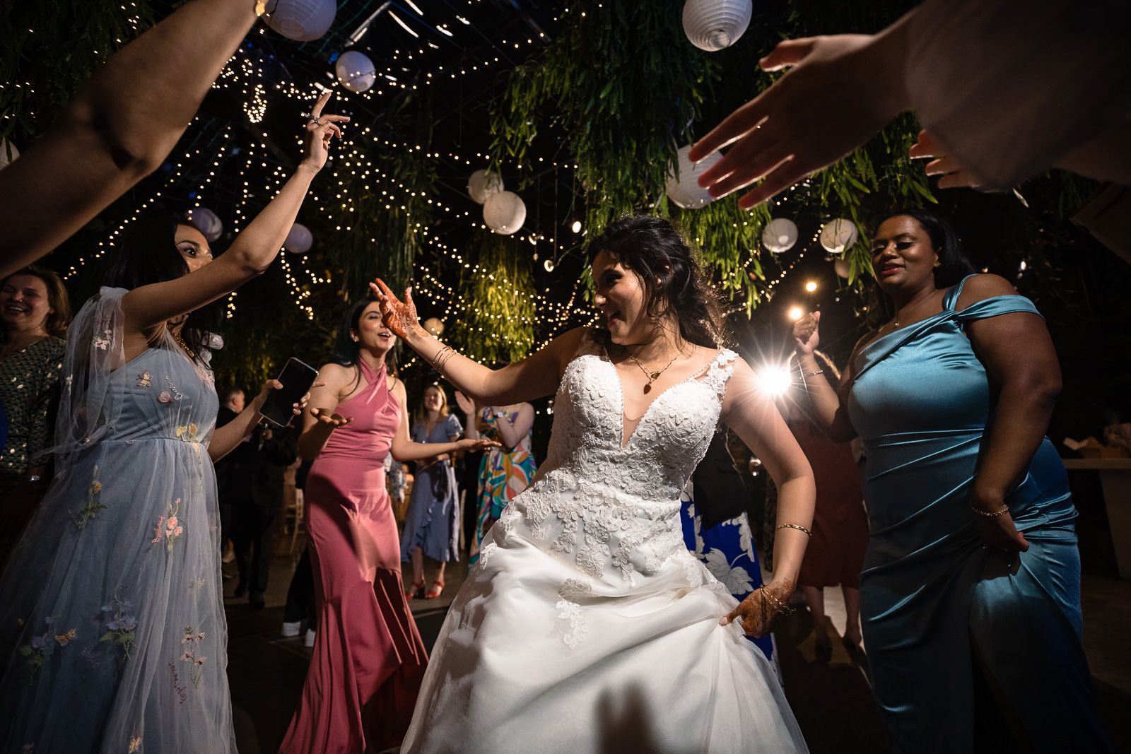 dansende bruid trouwfotograaf Arendshoeve Aalsmeer