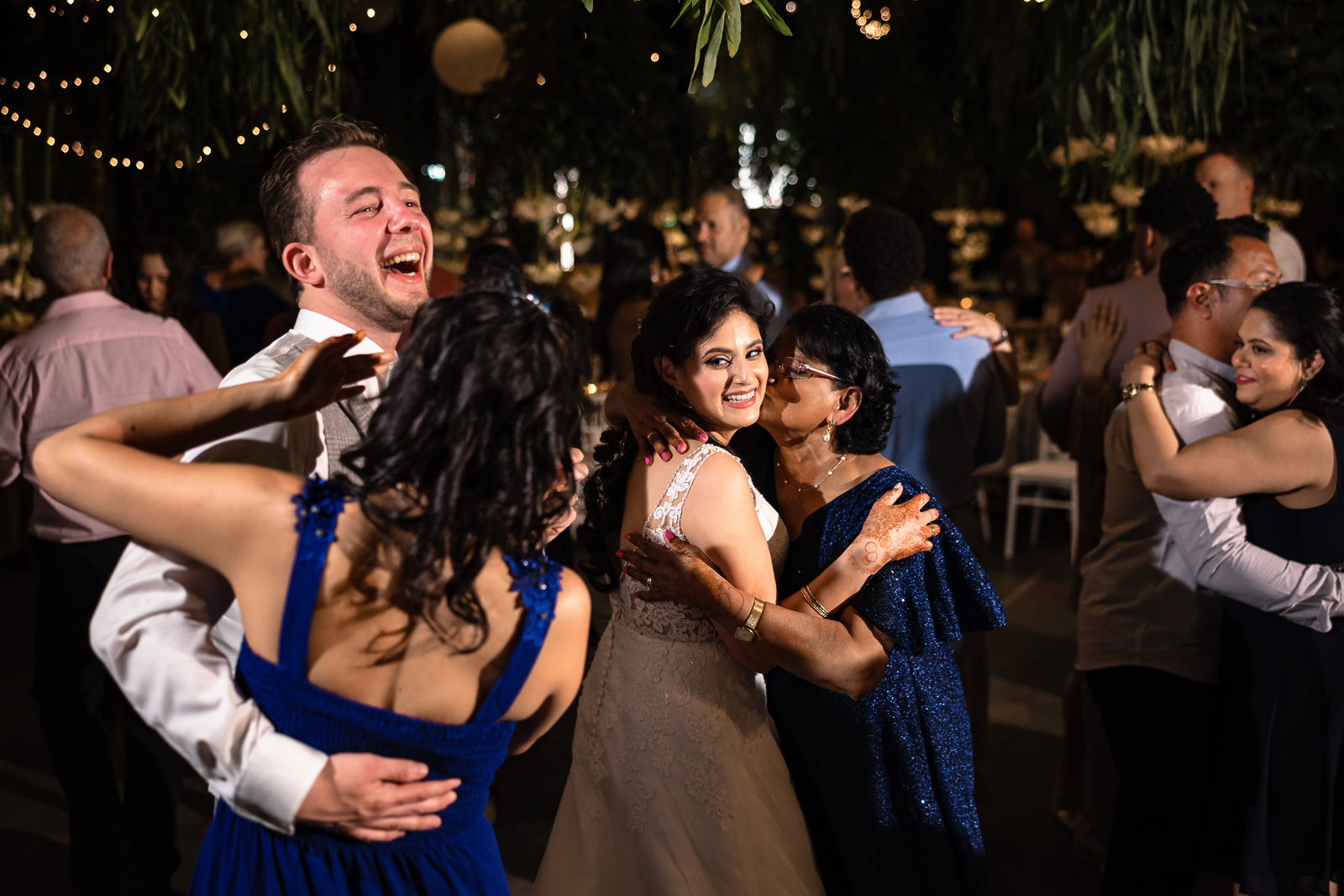 bruid en bruidegom dansen met familie trouwfotograaf Arendshoeve Aalsmeer