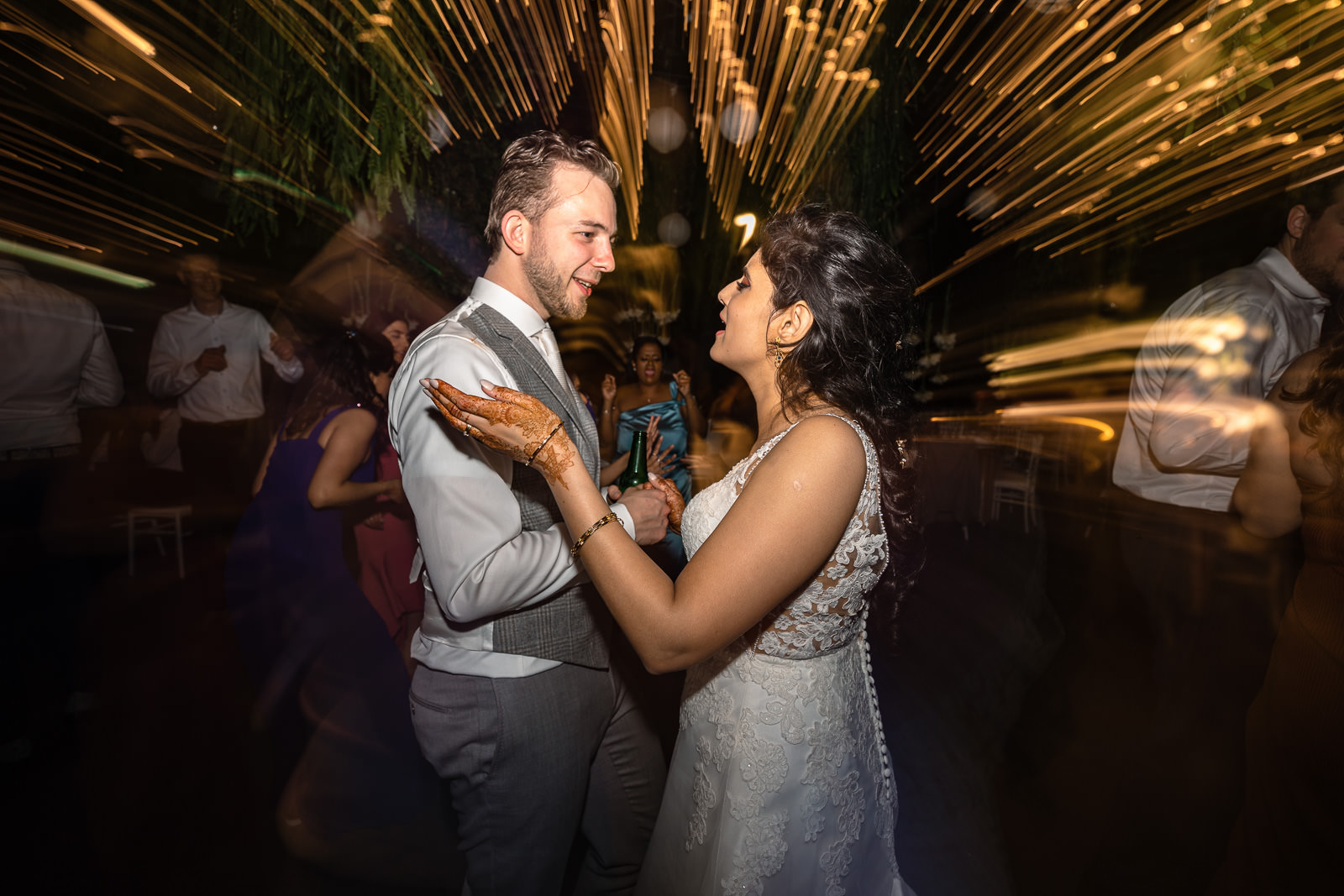 creatieve eerste dans foto's bruidspaar trouwfotograaf Arendshoeve Aalsmeer