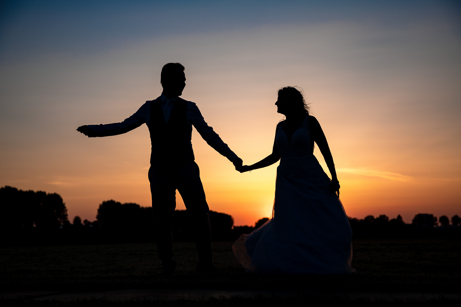 Zonsondergang foto's bruidspaar trouwfotograaf Arendshoeve Aalsmeer
