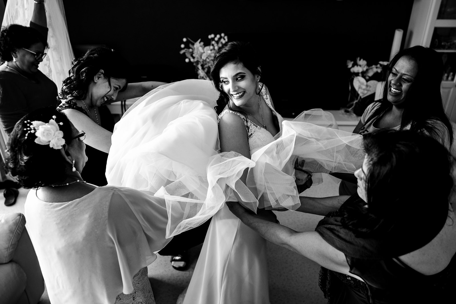 Bruid wordt in haar trouwjurk geholpen trouwfotograaf Arendshoeve Aalsmeer