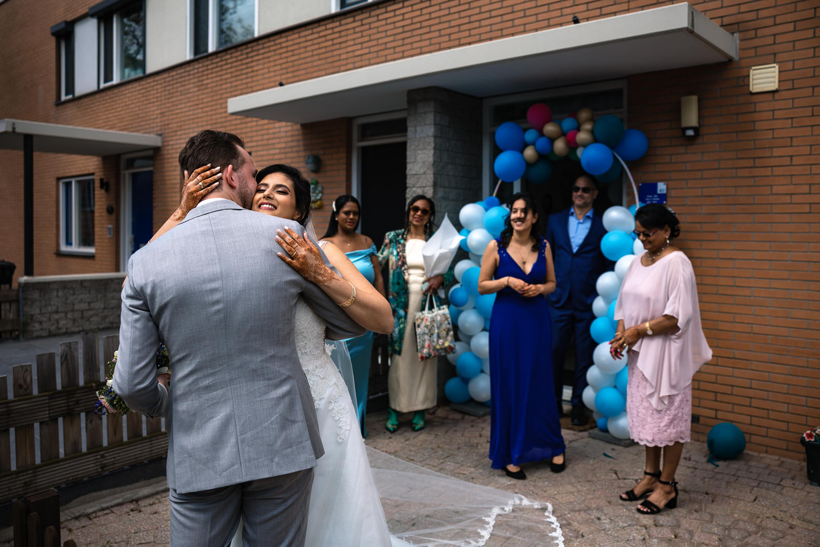 Eerste omhelzing bij de firstlook trouwfotograaf Arendshoeve Aalsmeer