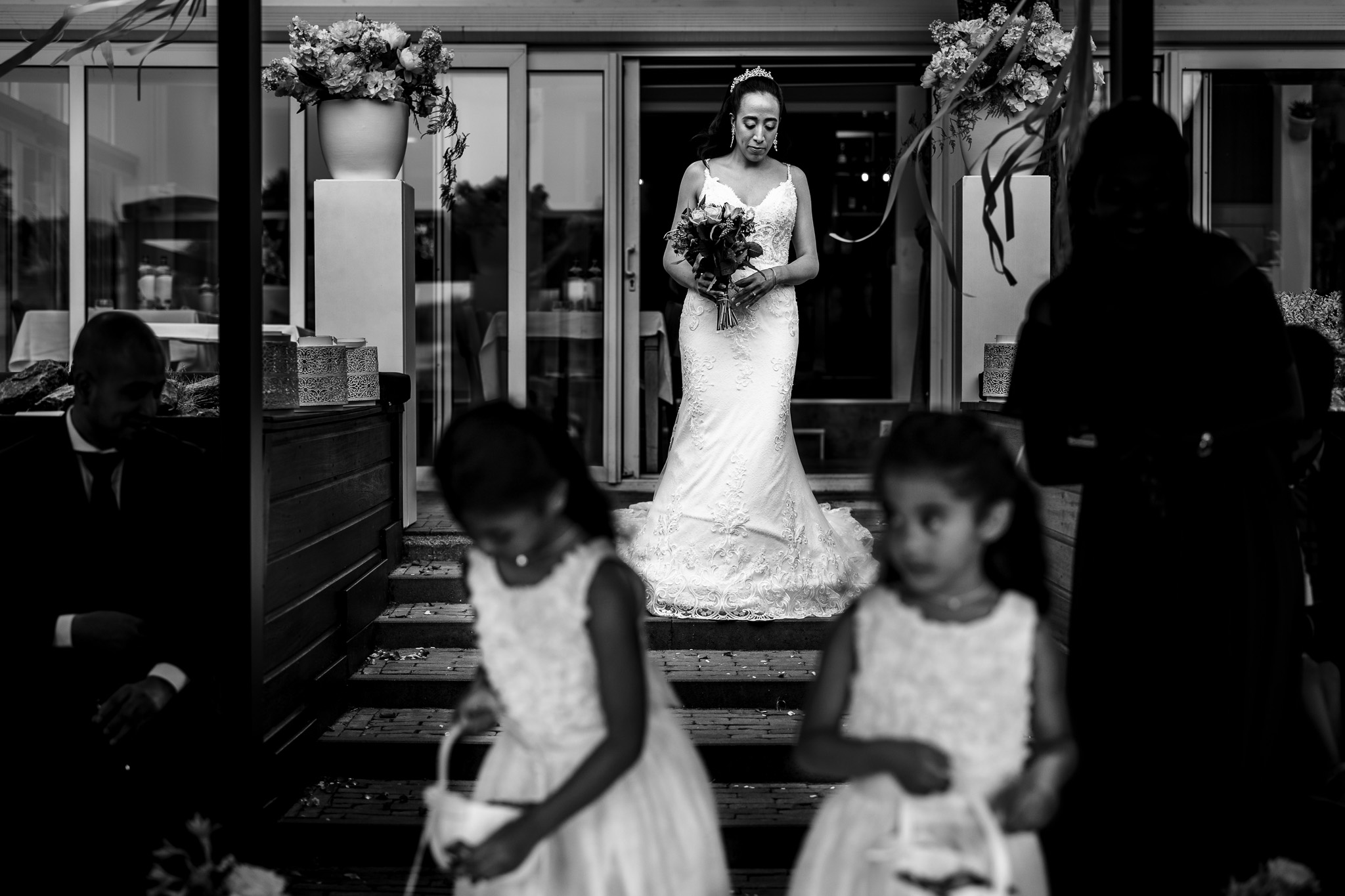 Surinaamse bruid loopt naar het altaar voor trouwceremonie in Amsterdam