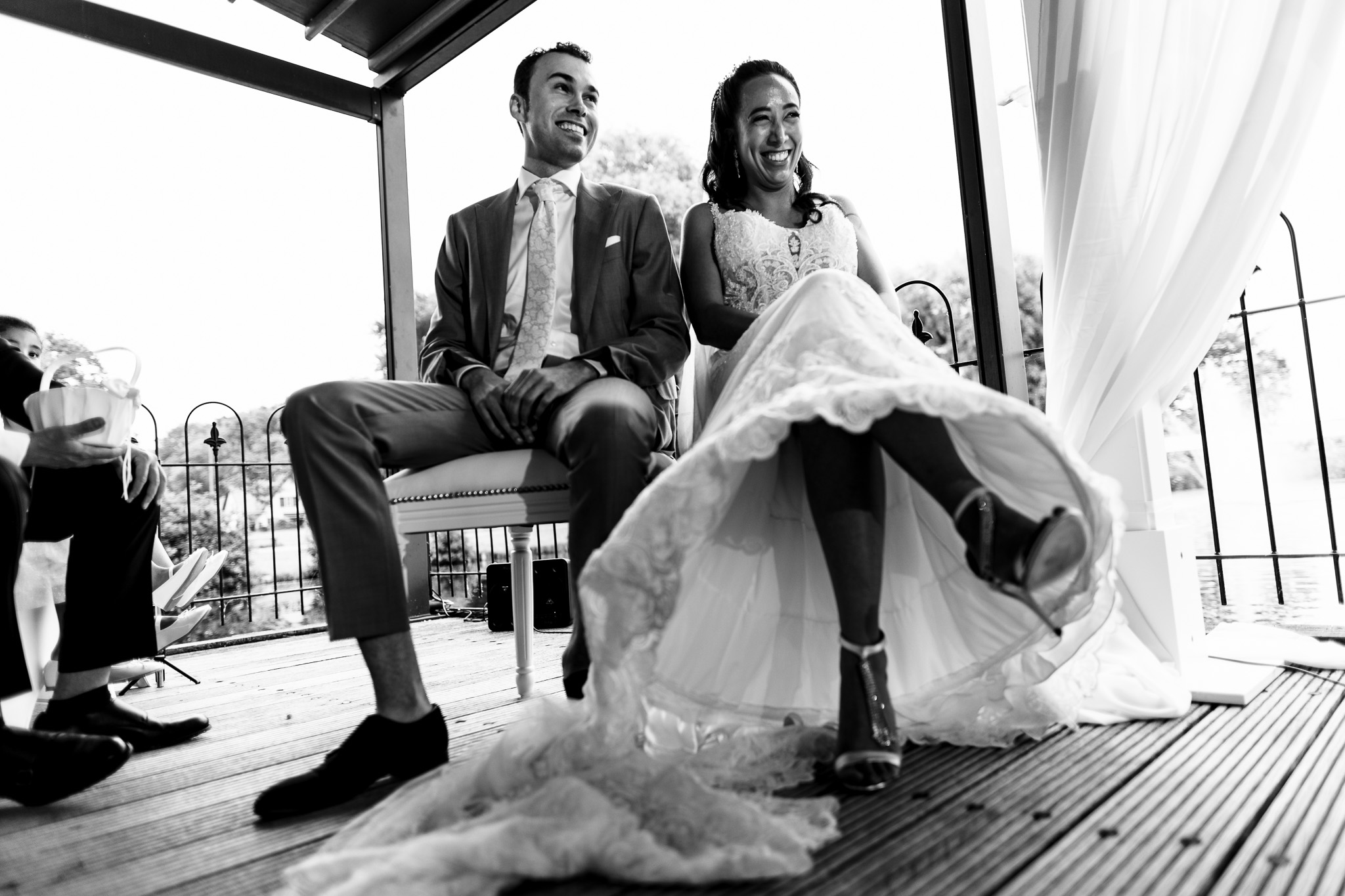 Bruid met haar Jimmy Choo trouwschoenen tijden Surinaamse trouwceremonie