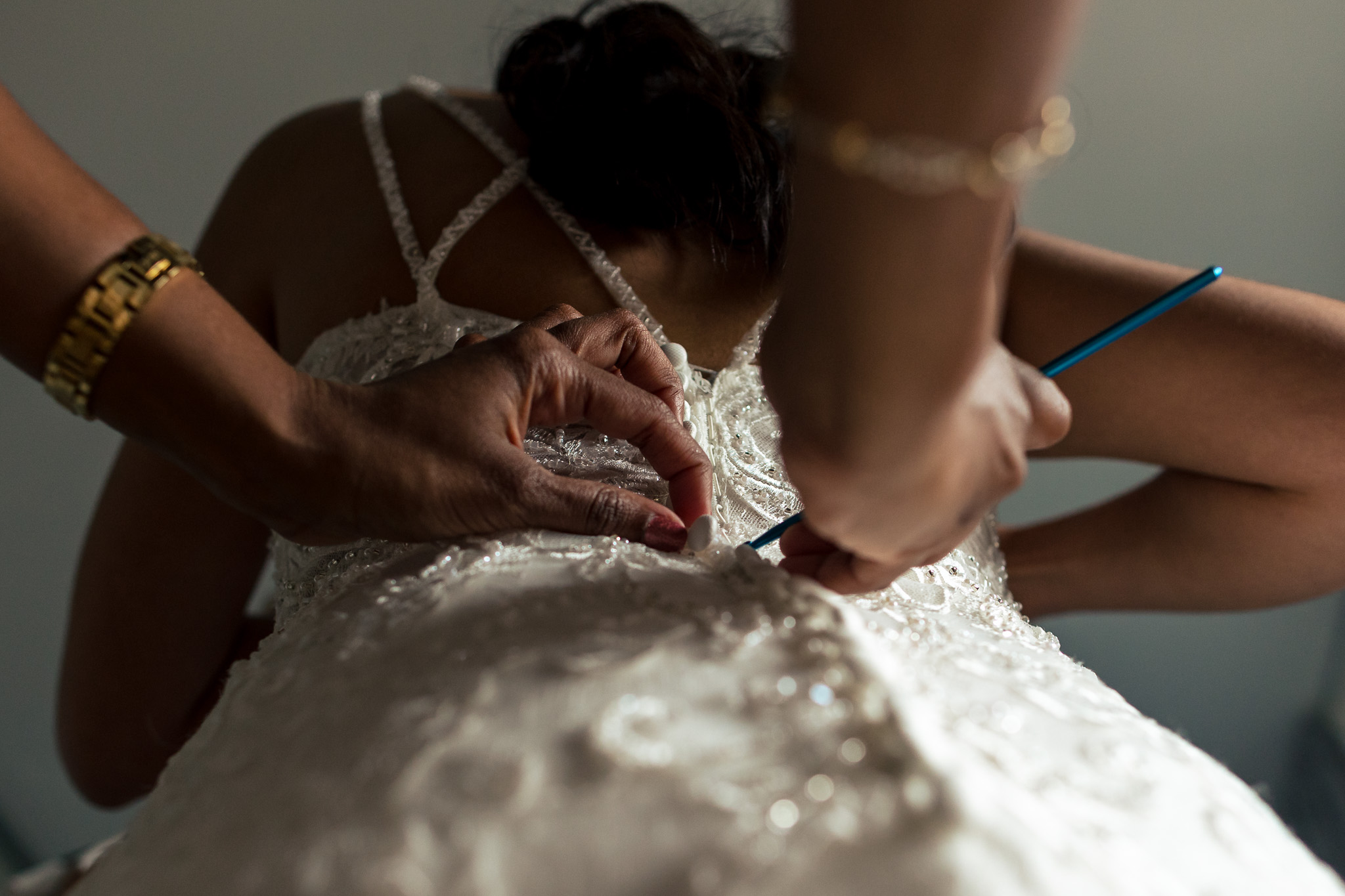 Bruid doet haar jurk aan door Trouwfotograaf Amsterdam