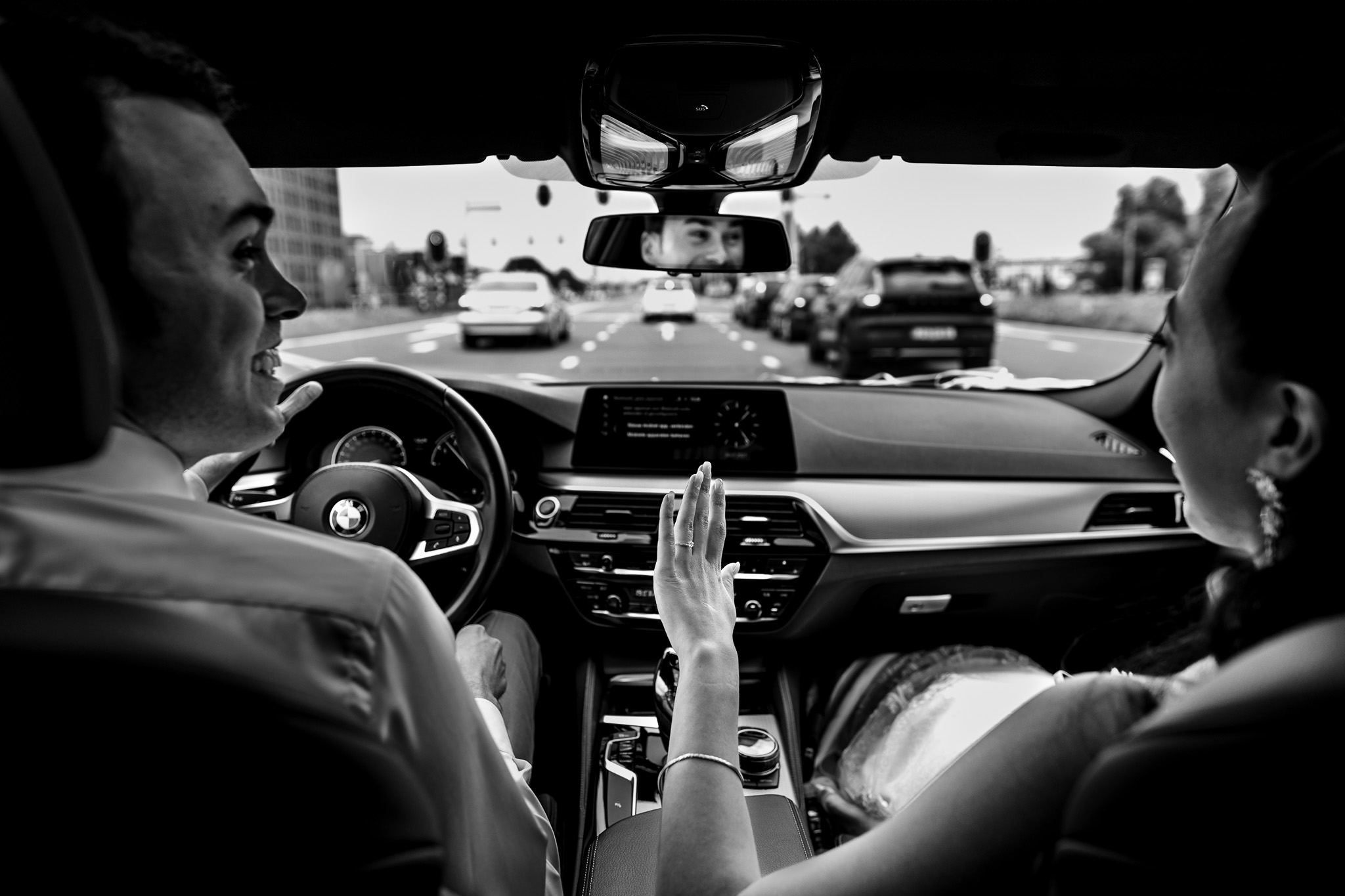 Surinaams bruidspaar in de auto op weg naar trouwlocatie in Amsterdam