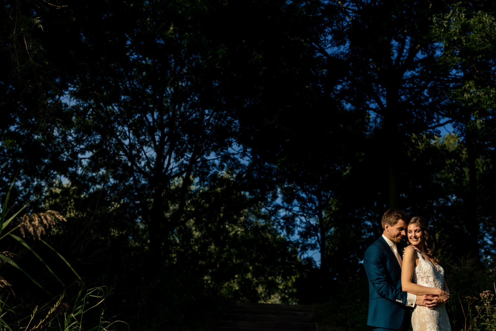 Trouwfotograaf Amsterdam fotoshoot bruid en bruidegom in Wester Park