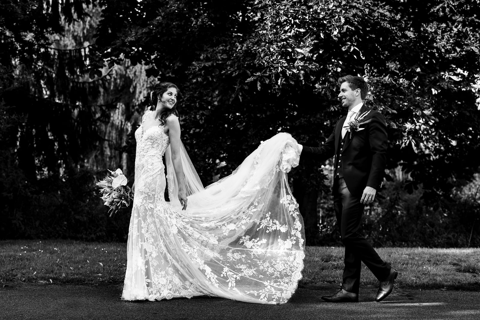 Trouwfotograaf Amsterdam fotoshoot bruidspaar in Wester Park