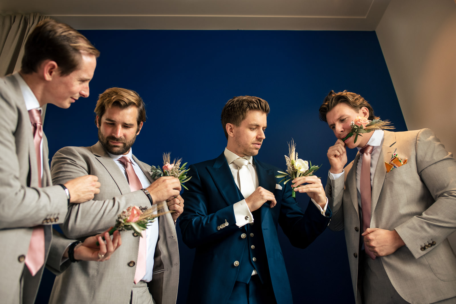 Trouwfotograaf Amsterdam corsages bruidegom en best men