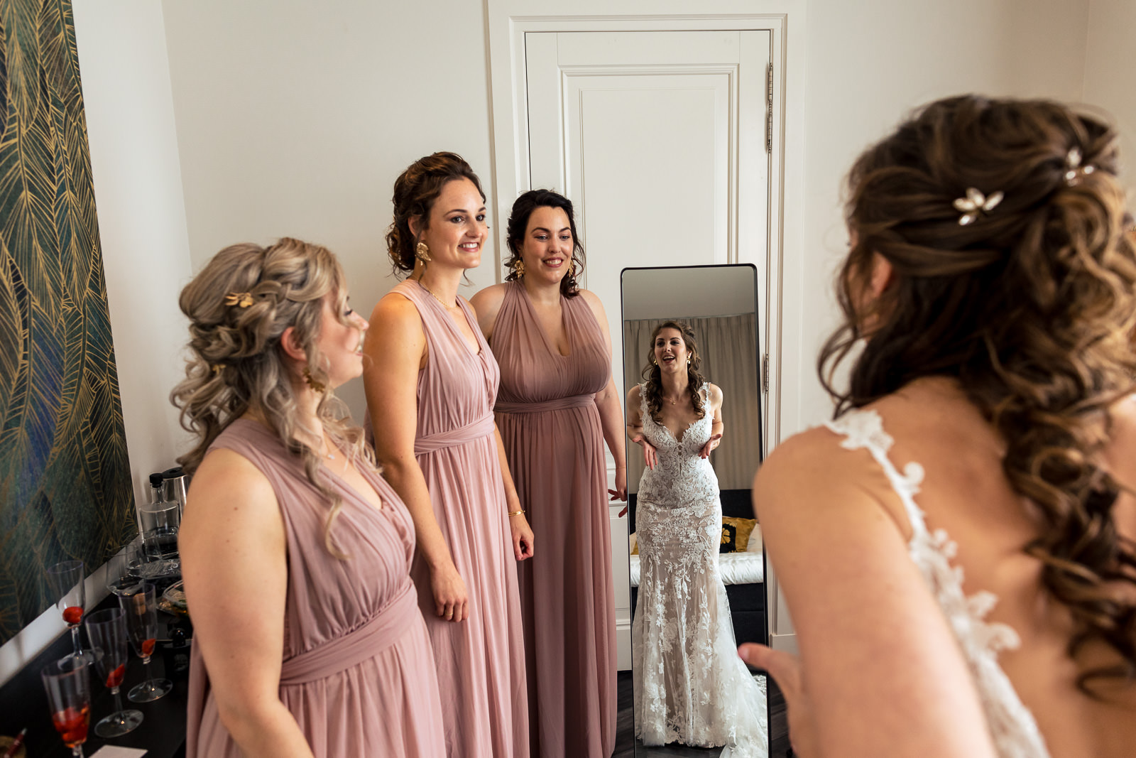 Trouwfotograaf Amsterdam bruid doet trouwjurk aan