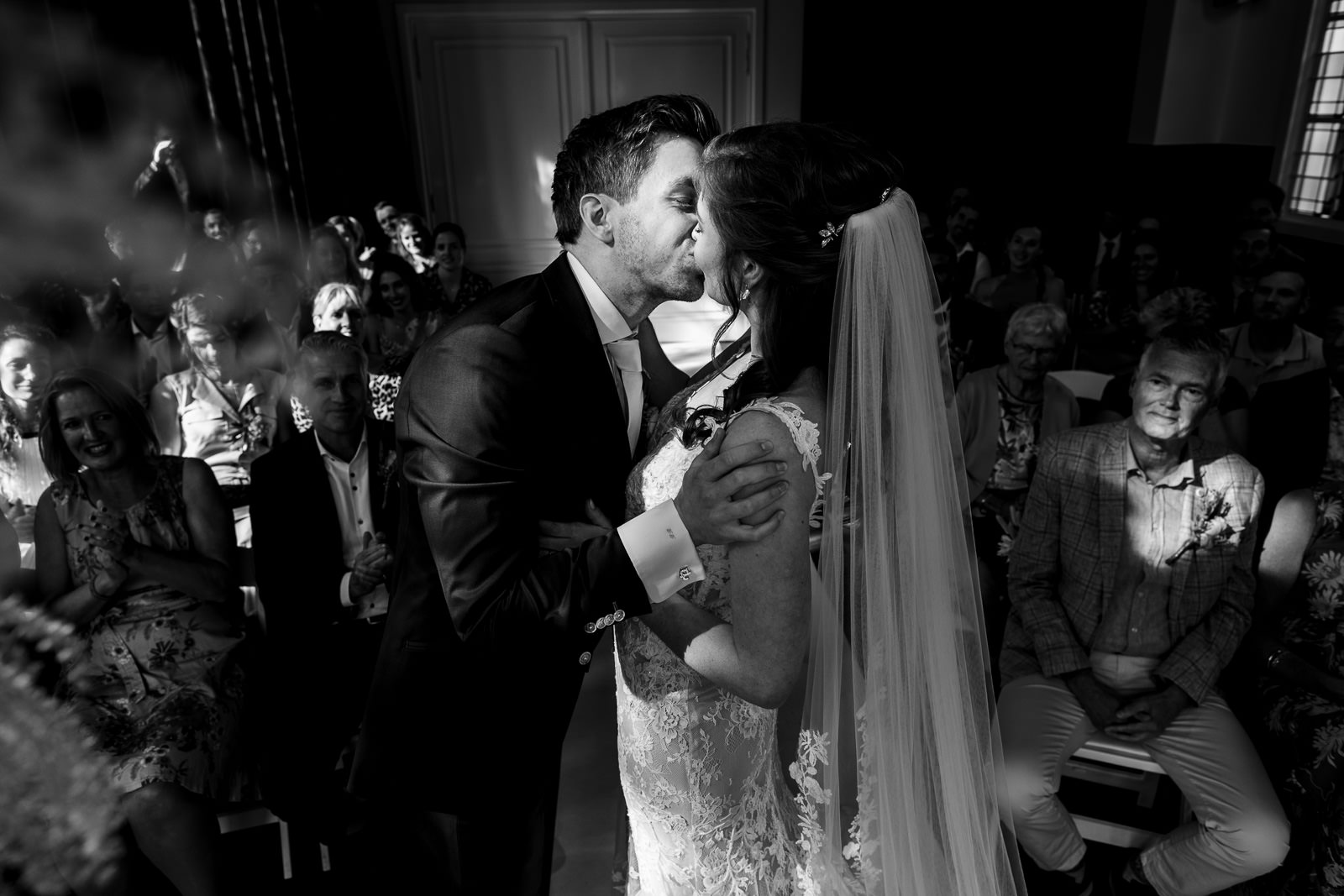 Trouwfotograaf Amsterdam eerste kus trouw ceremonie bruidspaar bij wester villa
