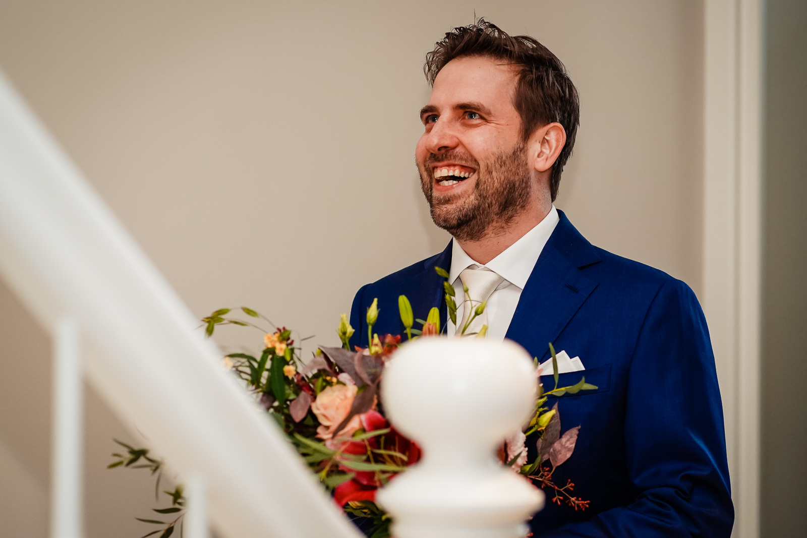Trouwfotograaf Leiden reactie bruidegom first look trap scene