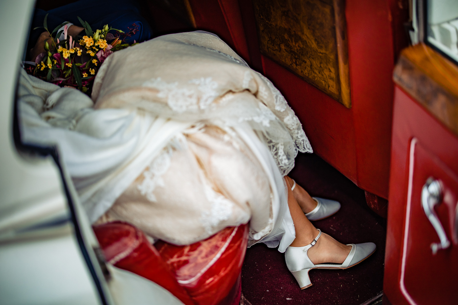 Trouwfotograaf Leiden detail shot bruid schoenen in de trouwauto