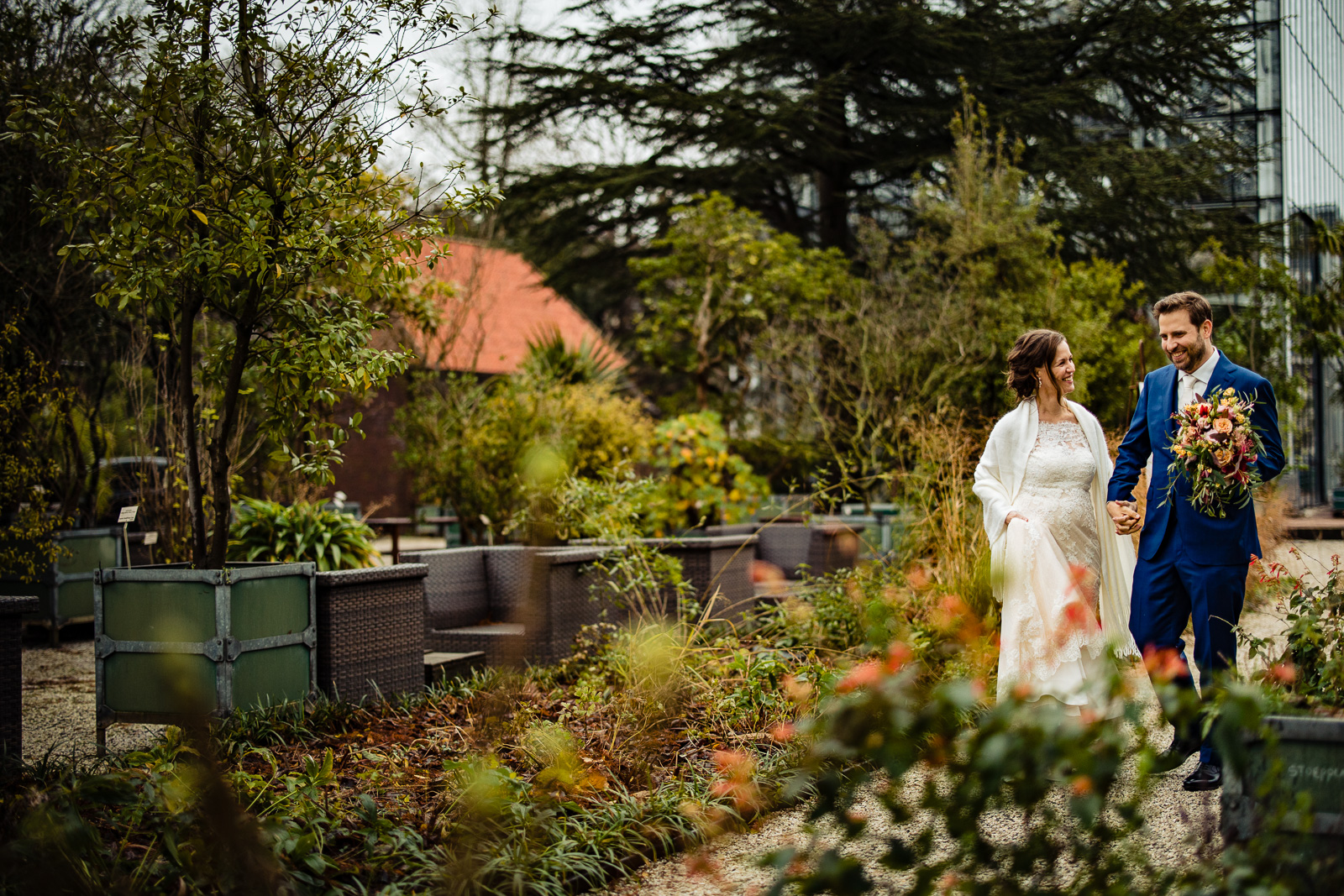 Trouwfotograaf Leiden botanische tuin bruidspaar buiten 