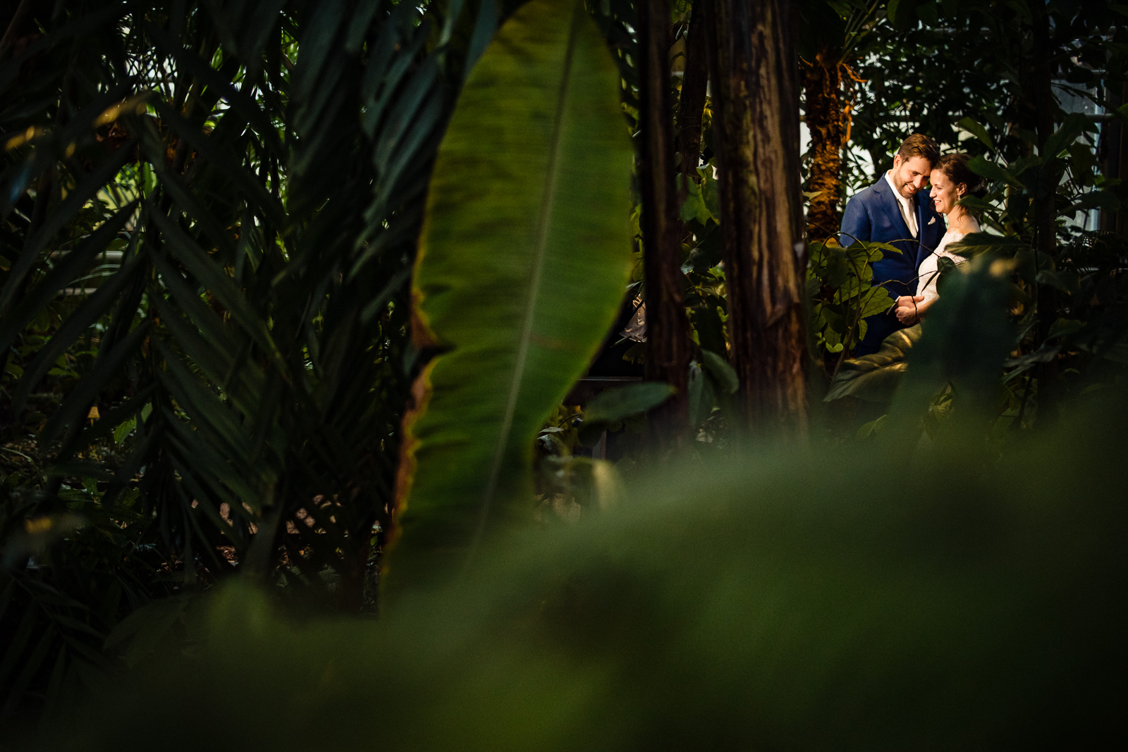 Trouwfotograaf Leiden botanische tuin in tropische kas