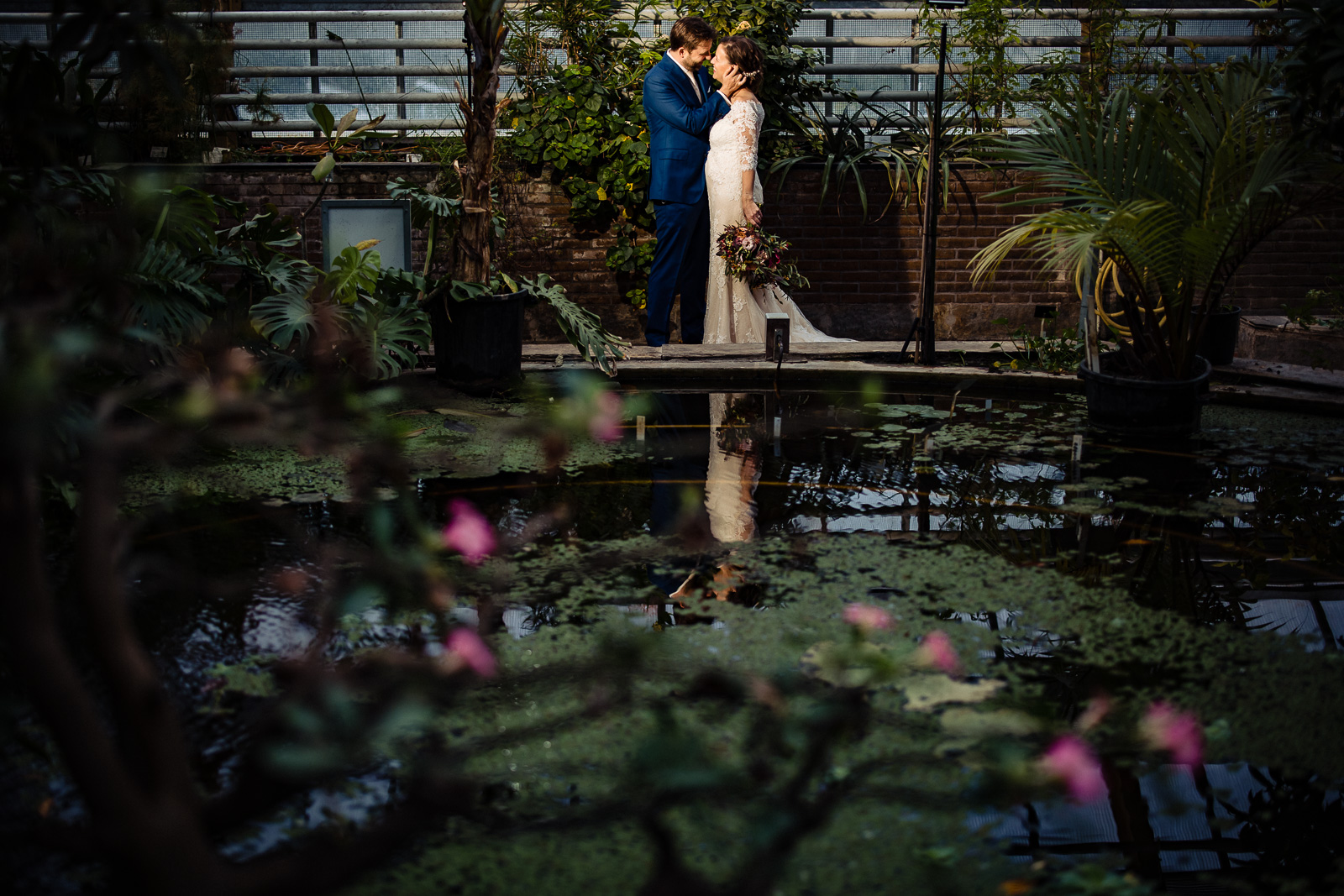 Trouwfotograaf Leiden botanische tuin binnen vijver