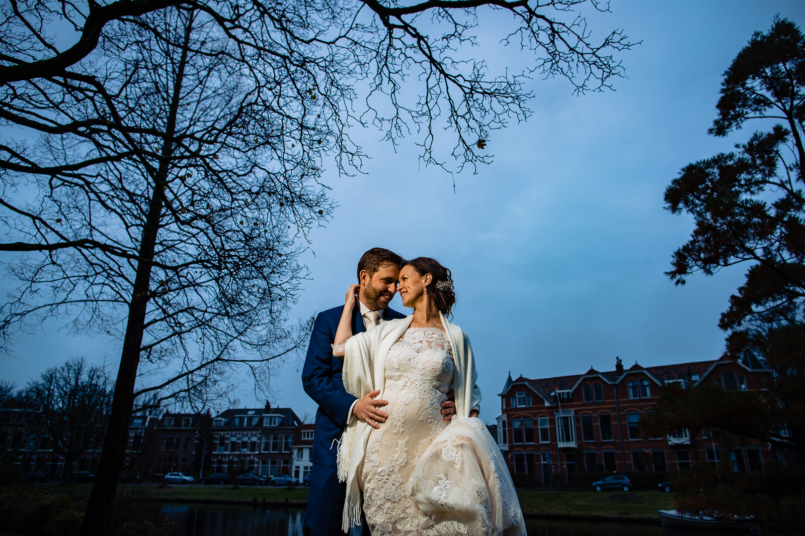 Trouwfotograaf Leiden botanische tuin met uitzicht op hun huis