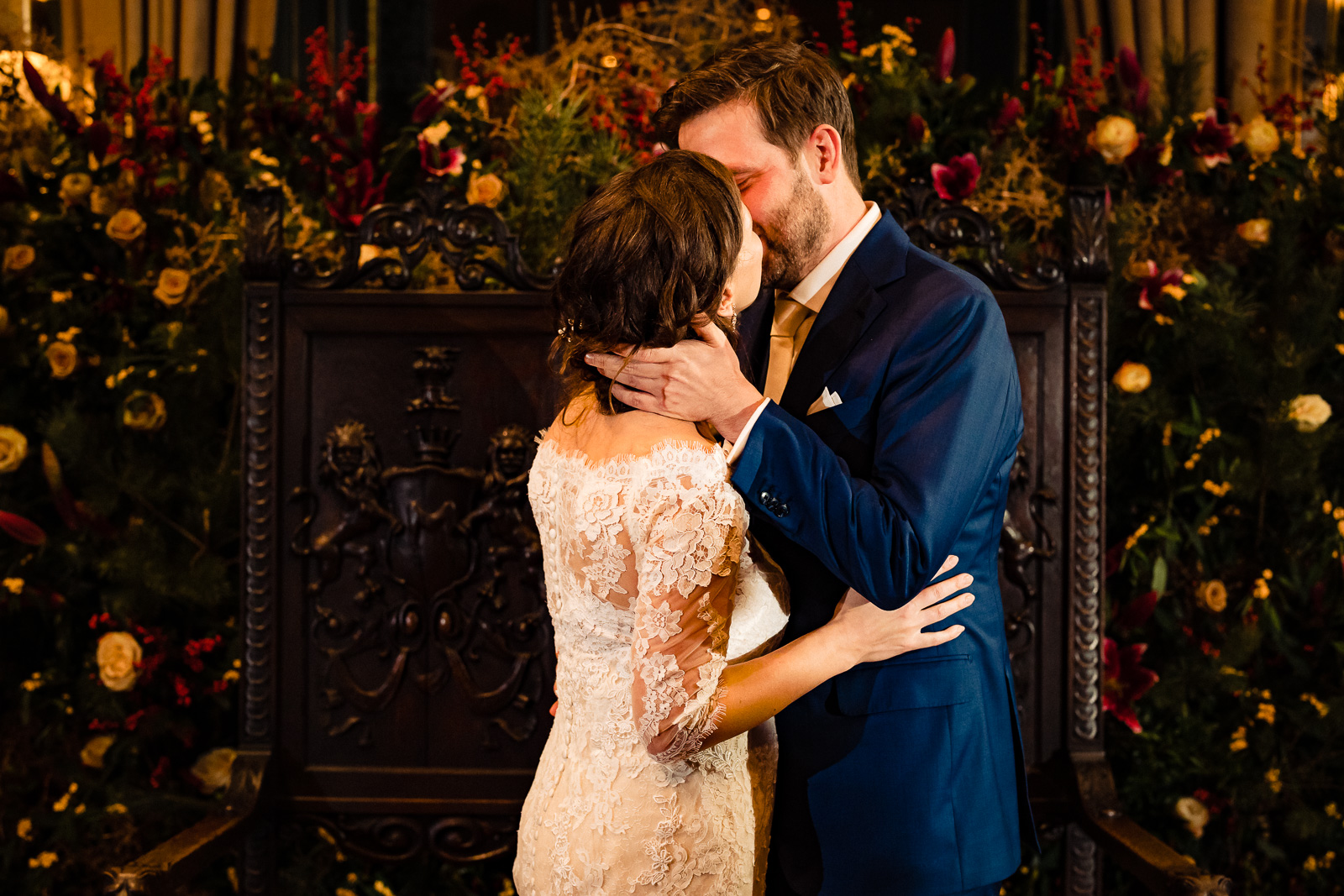 Trouwfotograaf Leiden trouwceremonie Wassenaar eerste kus