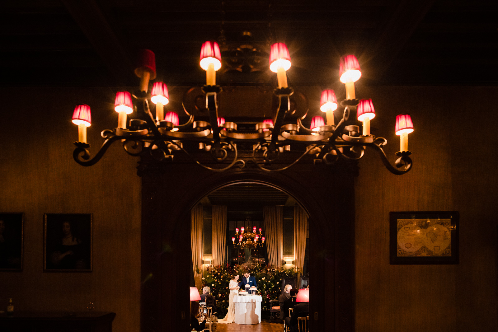 Trouwfotograaf Leiden trouwceremonie Wassenaar taart aansnijden