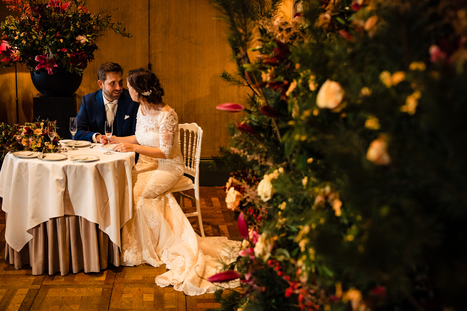 Trouwfotograaf Leiden bruidspaar geniet samen van taart en bubbels