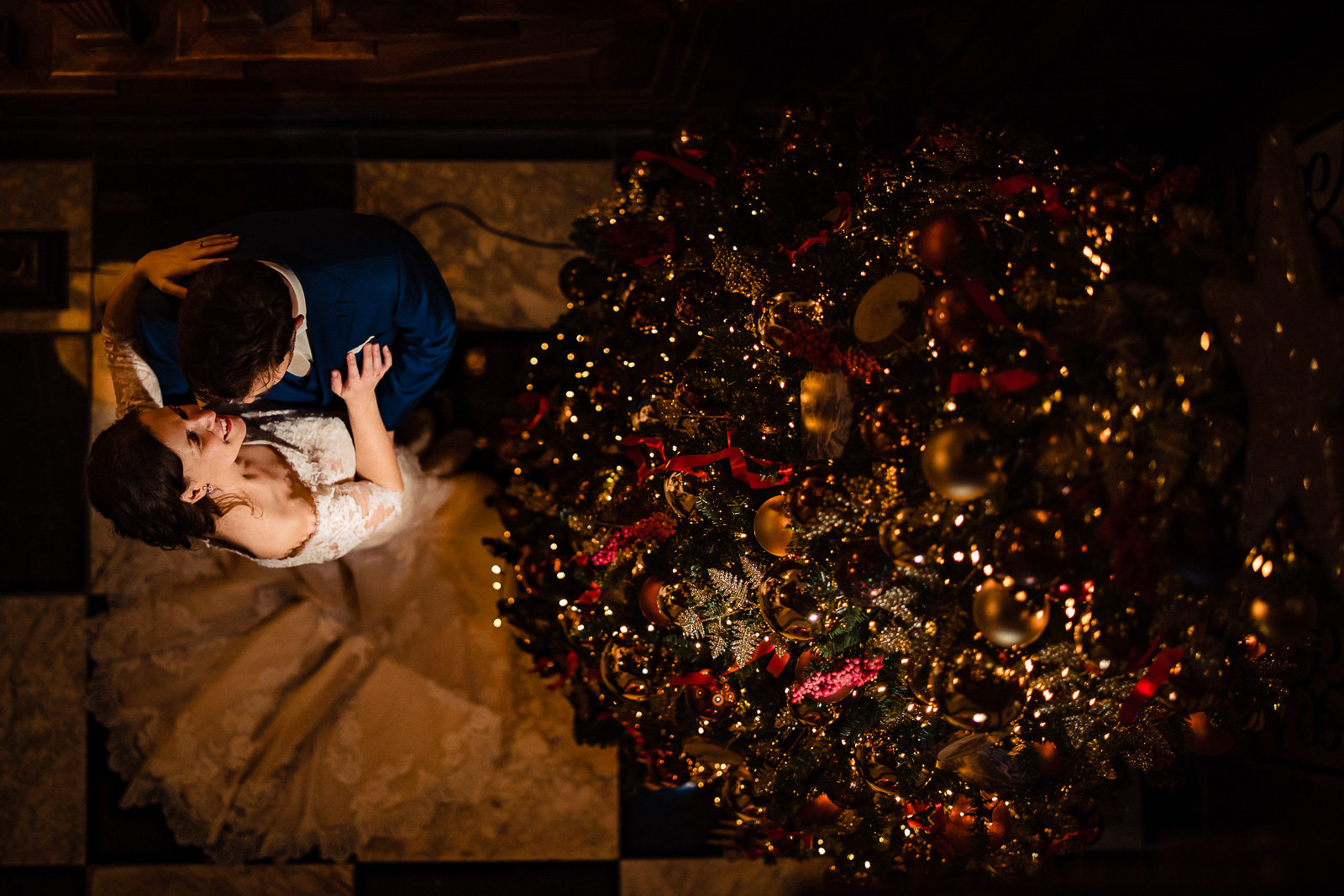 Trouwfotograaf Leiden kerst fotoshoot bruidspaar kerstboom