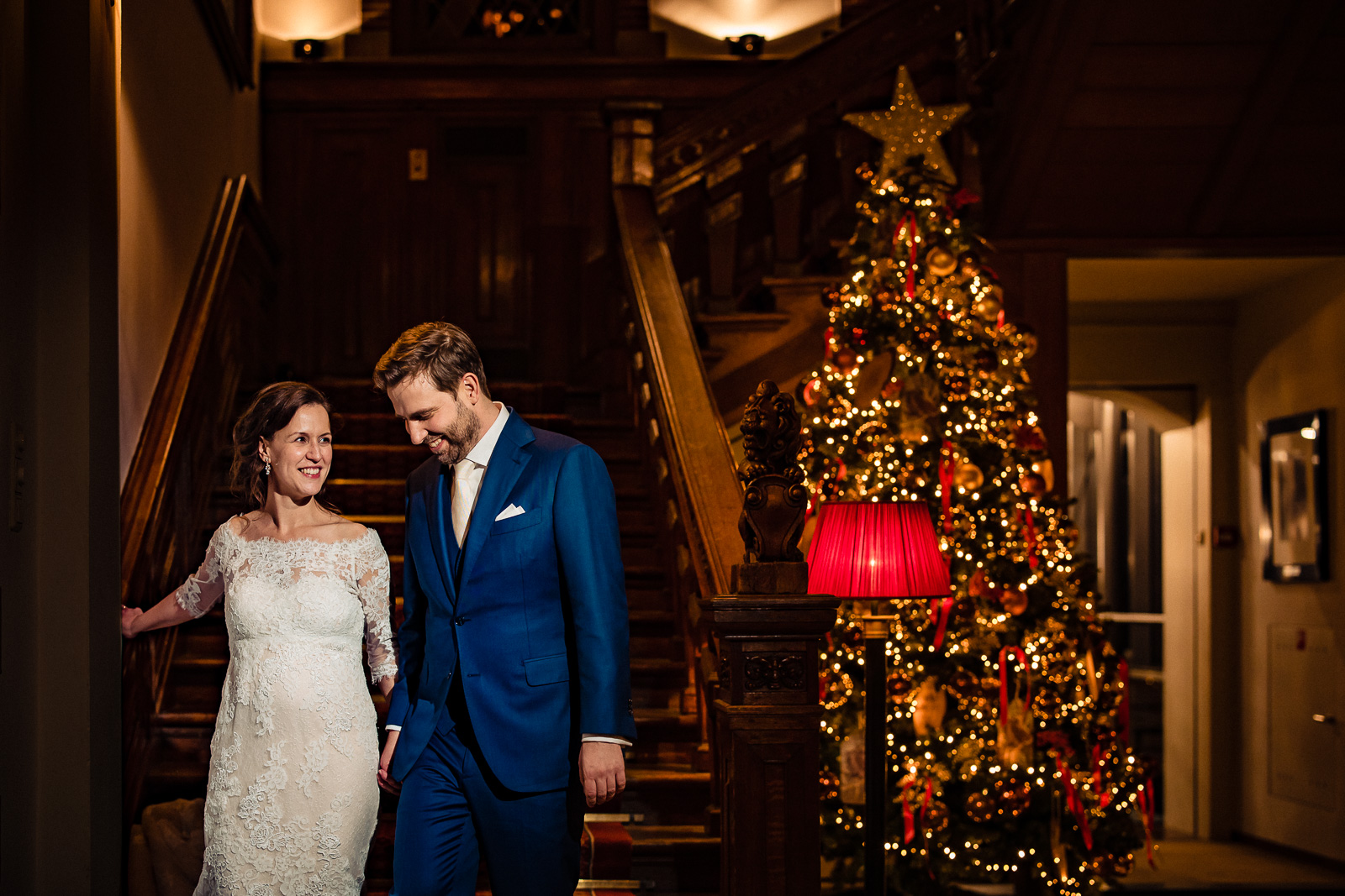 Trouwfotograaf Leiden kerst fotoshoot bruidspaar kasteel trap