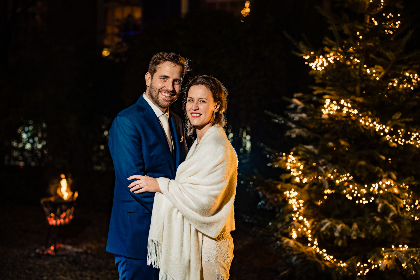 Trouwfotograaf Leiden kerst fotoshoot bruidspaar buiten