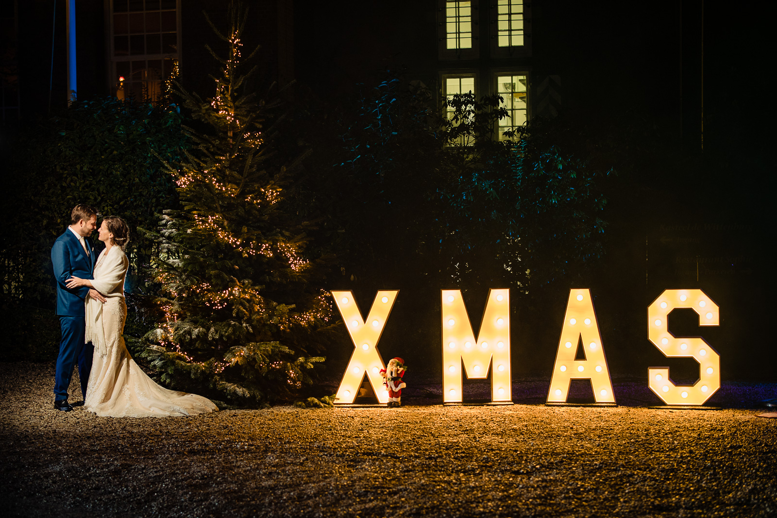 Trouwfotograaf Leiden kerst fotoshoot bruidspaar buiten bij licht letters