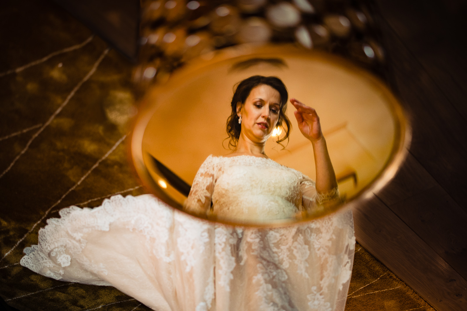 Trouwfotograaf Leiden creatief shot aankleden bruid