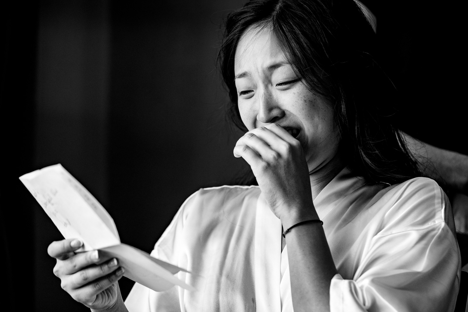 Chinese bruid leest een brief van haar aanstaande man in Kurhaus Scheveningen bruidsfotograaf Den Haag