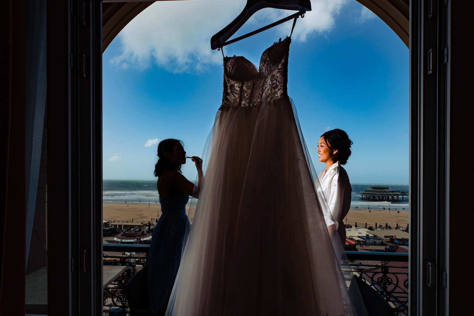 Prachtige trouwjurk Chinese bruid in Kurhaus Scheveningen bruidsfotograaf Den Haag