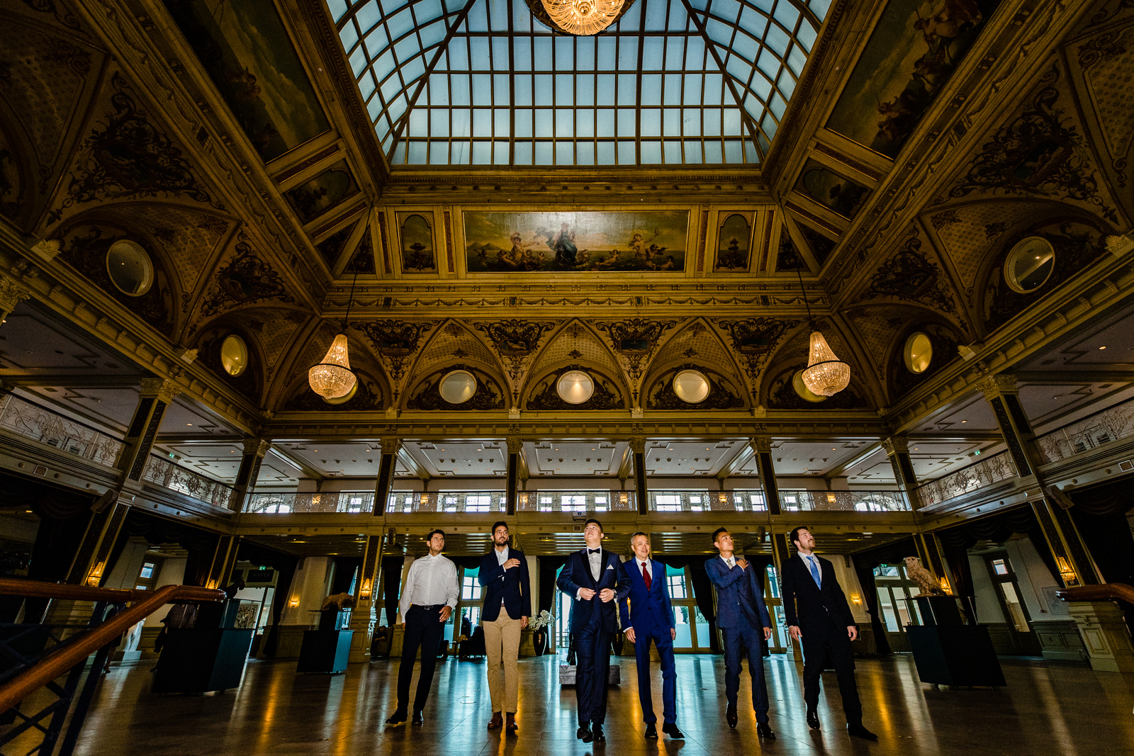 Bruidsfotograaf maakt stoere mannen foto in Kurhaus Scheveningen