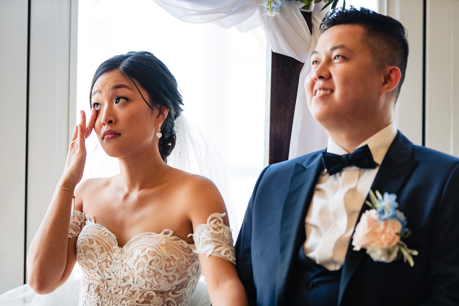 Emotionele Chinese bruid tijdens de trouwceremonie Den Haag