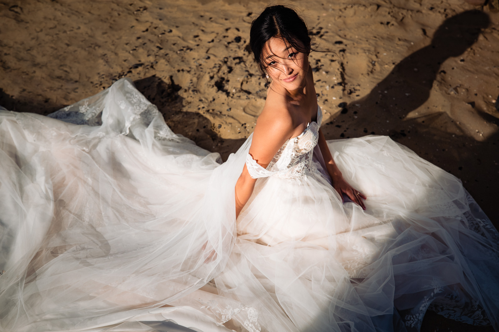 Chinees bruid in het zand tijdens fotoshoot door bruidsfotograaf den haag